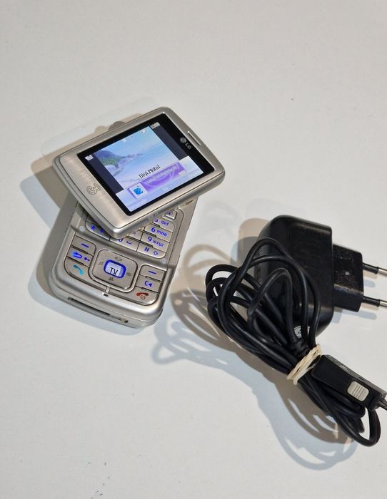Super telefon Lg cu display dublu și rotativ