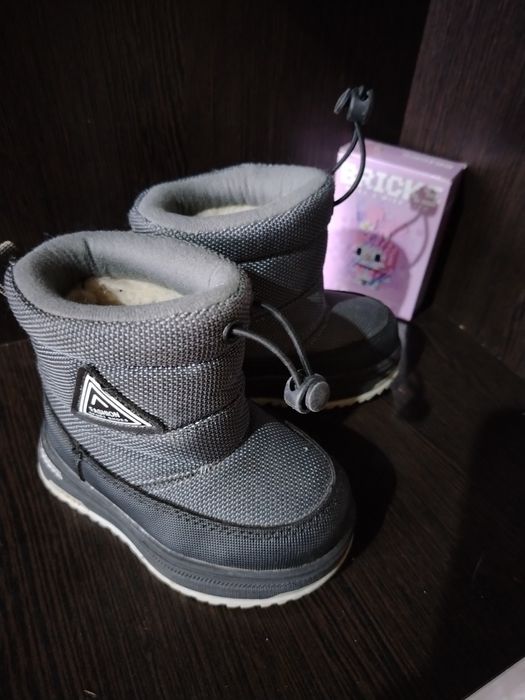 Продам детскую обувь