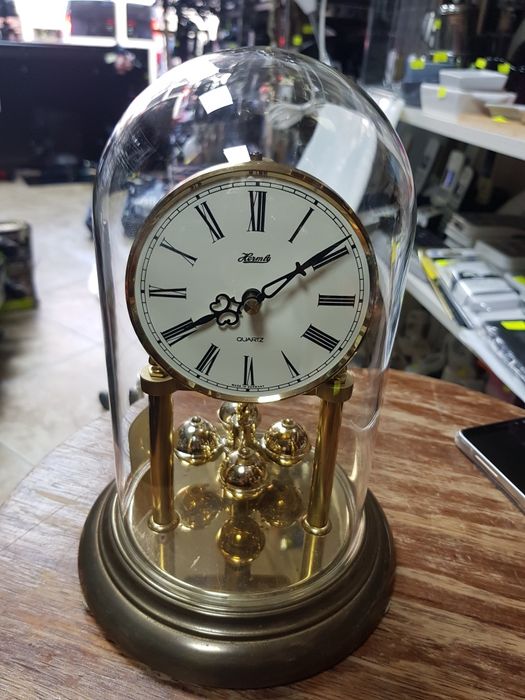 Немски настолен кварцов часовник с колба