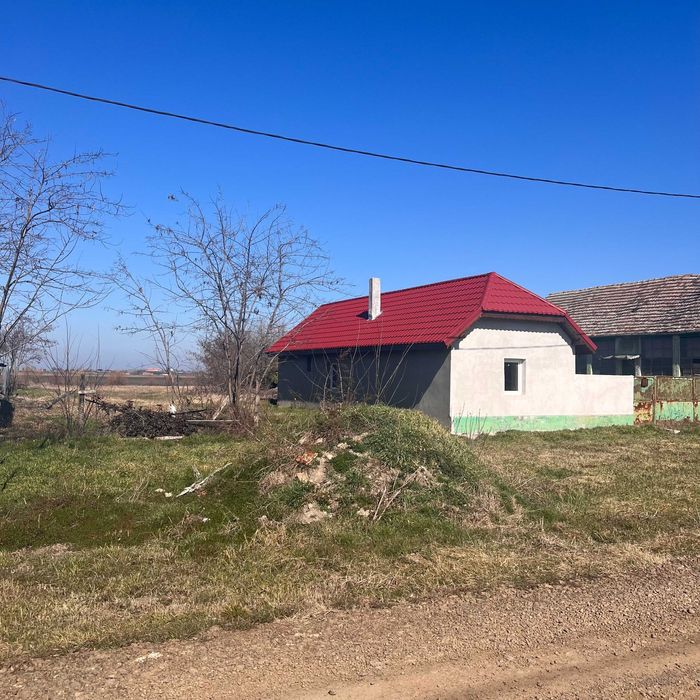 Vand doua case cu teren intravilan in suprafata totala de 8.934 mp.