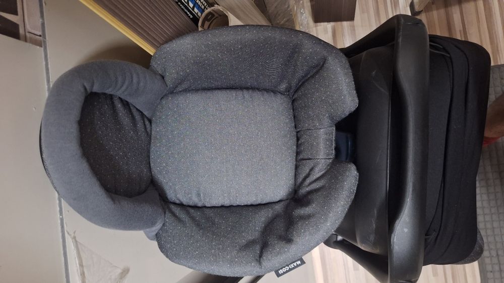 Изофикс база и  стол за кола Maxi Cosi