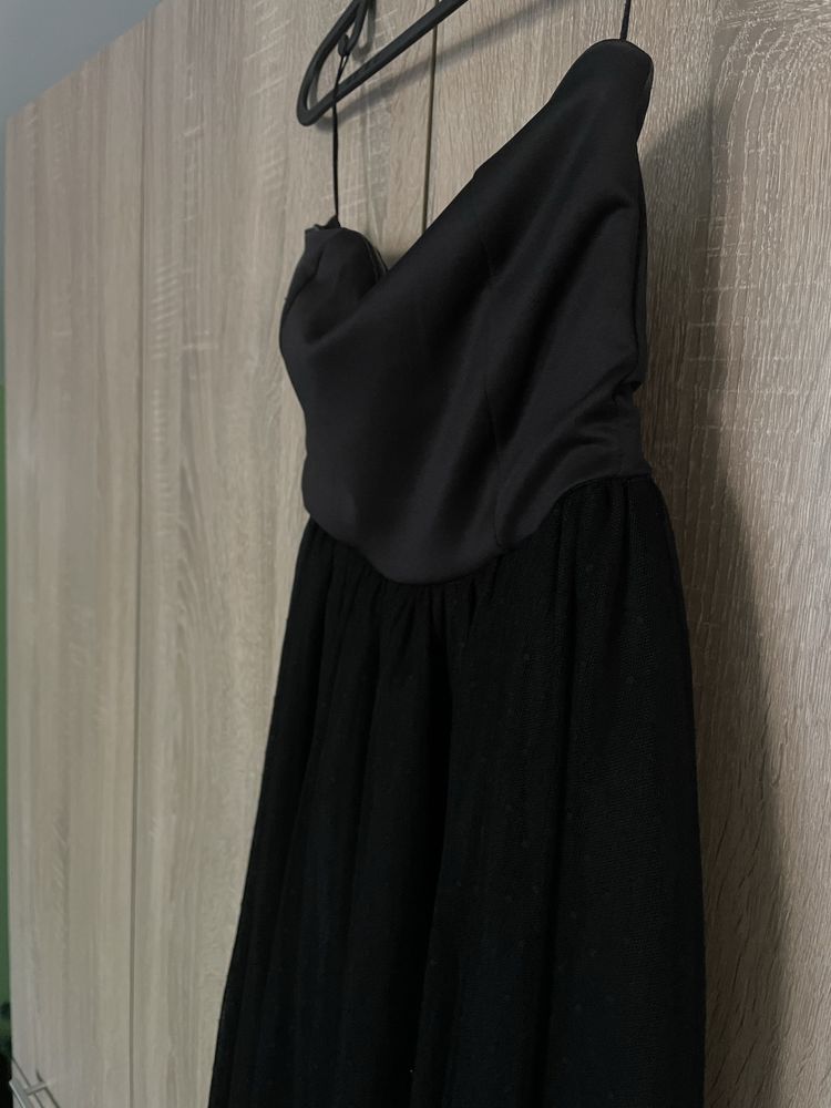 Черна рокля Stradivarius