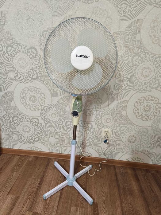 Вентилятор напольный с пультом Scarlett, 3 скорости, регулируемый
