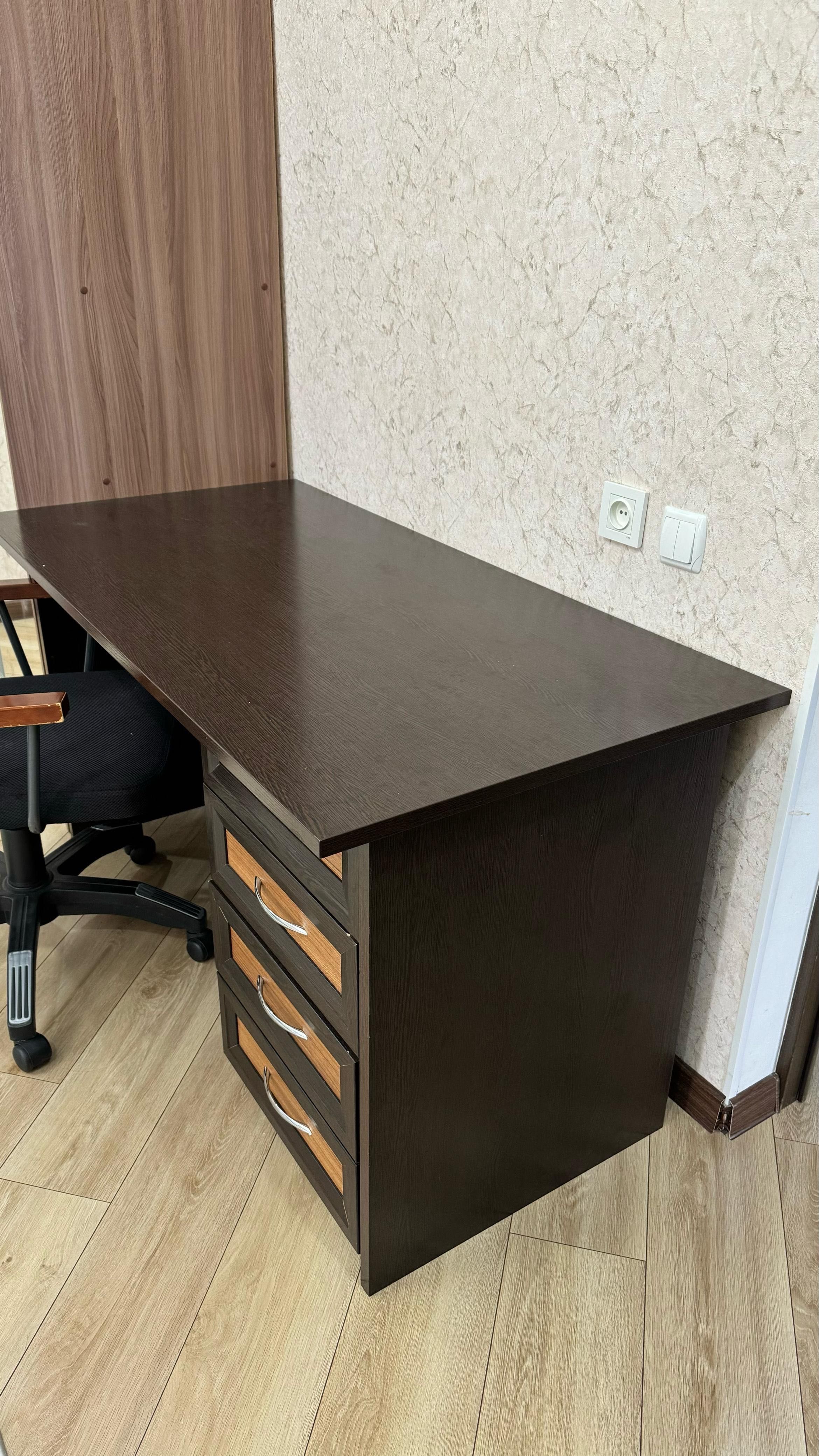 Рабочий стол с креслом