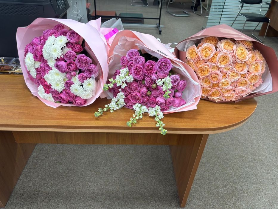 Цветы свежие есть 3 букета