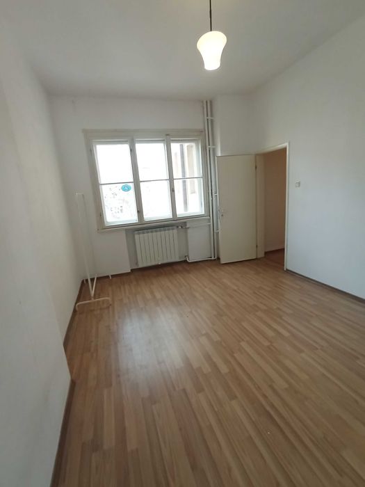 Частно лице отдава тристаен апартамент, 100 кв.м, Идеален Център