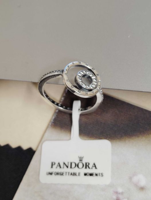 Inel pavé cu cercuri cu logoul Pandora Signature