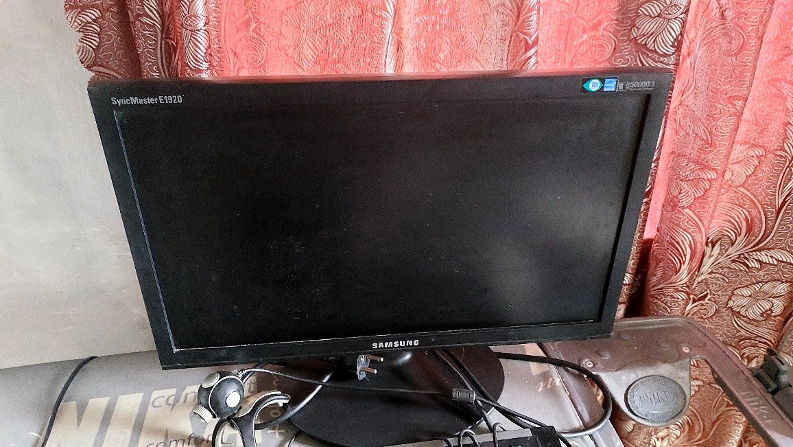 Продам б/у компьютер с деффектом. .