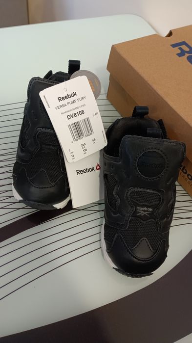нови обувки Reebok