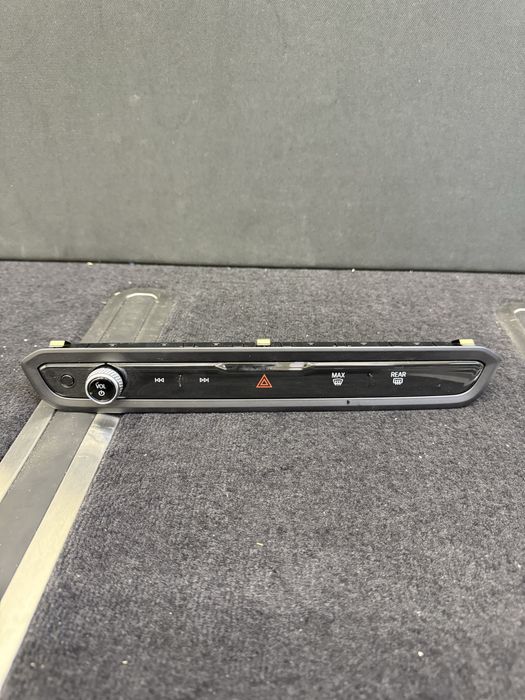 Panou radio consola clima butoane BMW G20 G47 G80 G22 G26