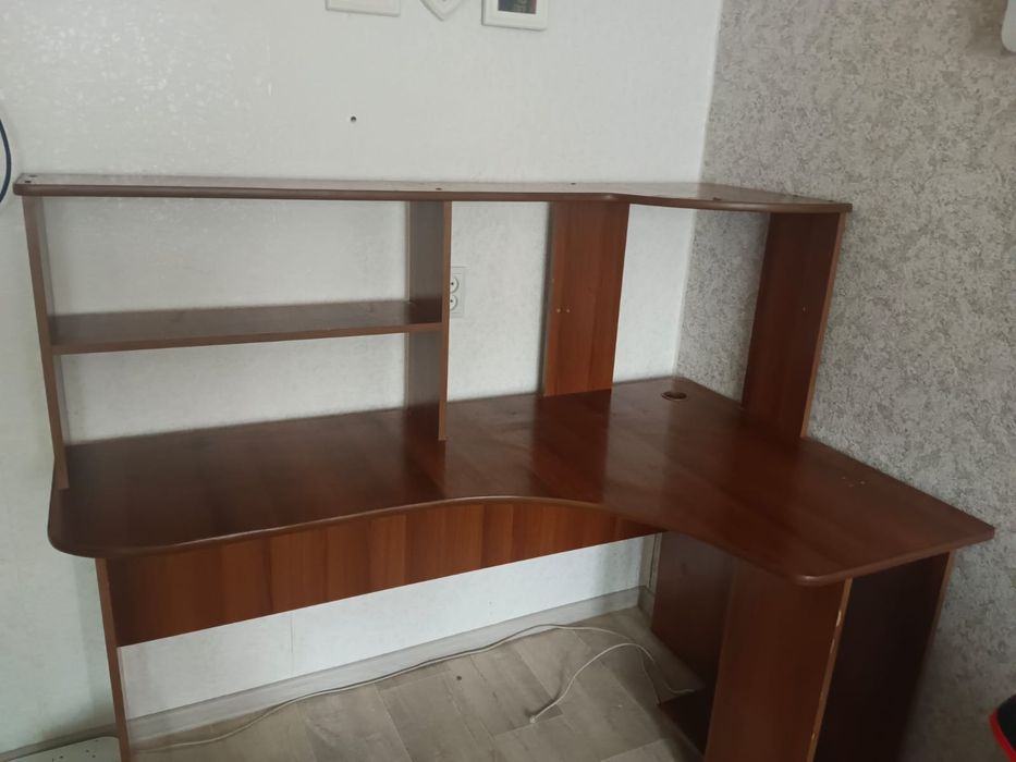 Продам компьютерный стол