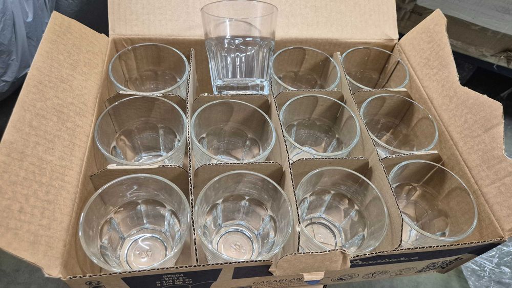 Ниски стъклени чаши за вода или водка