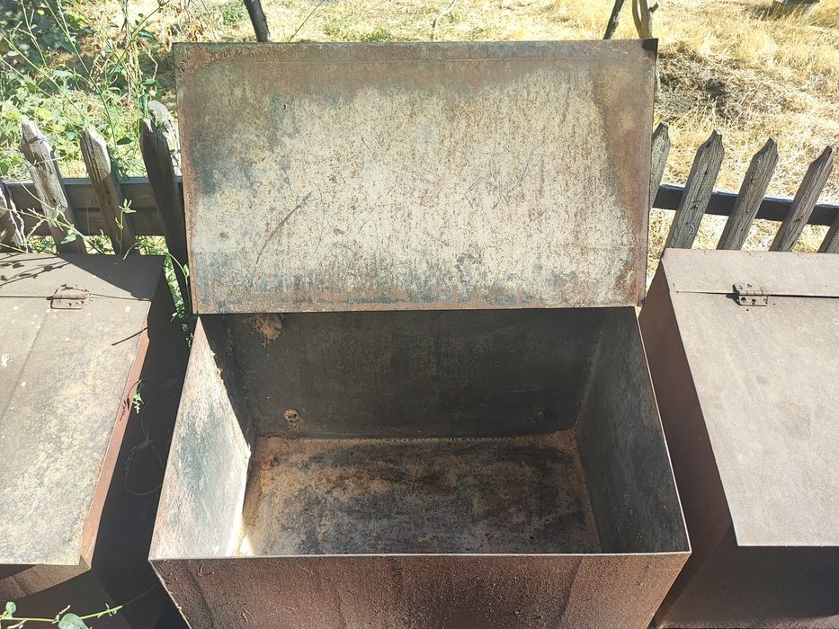 Продам железные ящики для корма