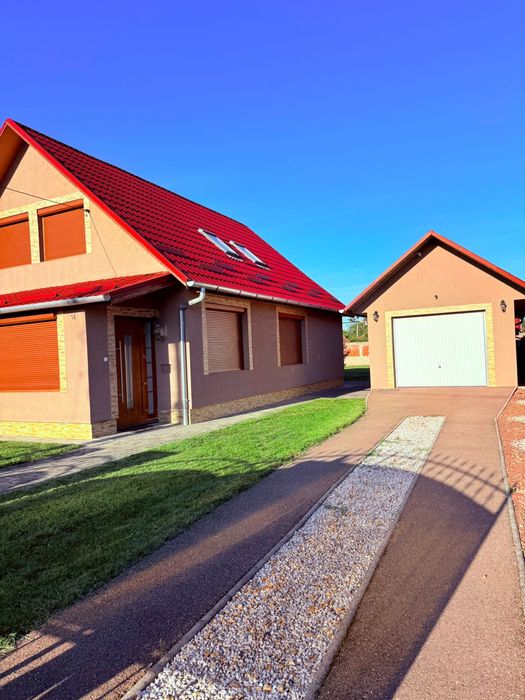 De vanzare - Casa spatioasa cu etaj si teren generos
