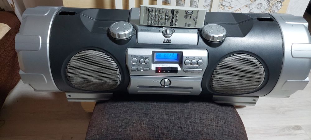 Vând sistem Boombox JVC RV-NB10B în stare perfectă de funcționare
