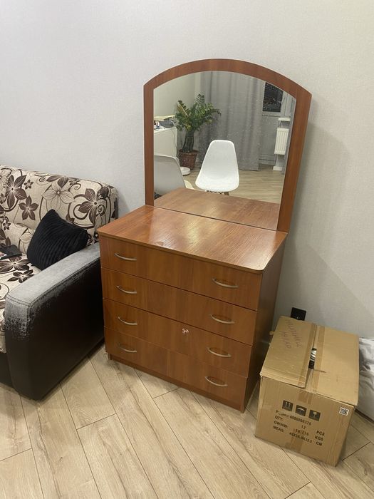 Комод  с зеркало отдам даром