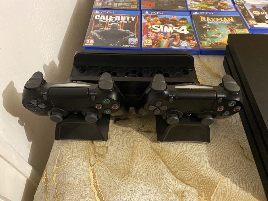 PS4 Pro 1TB + 2 контролера + охлаждаща стойка с зарядно + 7 игри