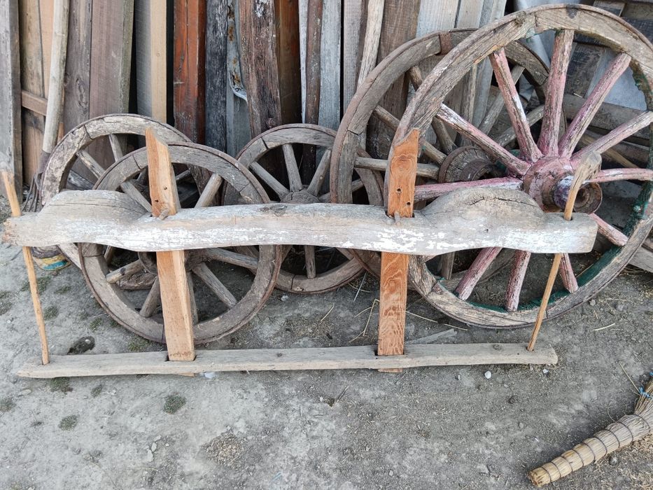 Căruță lemn roti, plug, unelte agricole