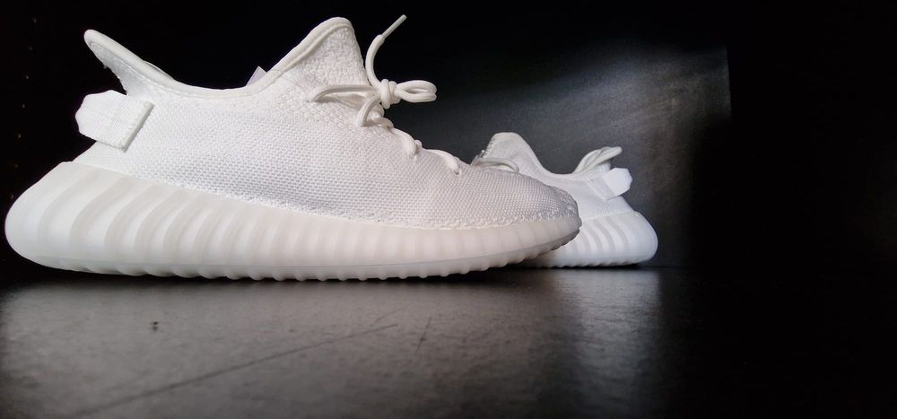 Adidasi Yeezy albi