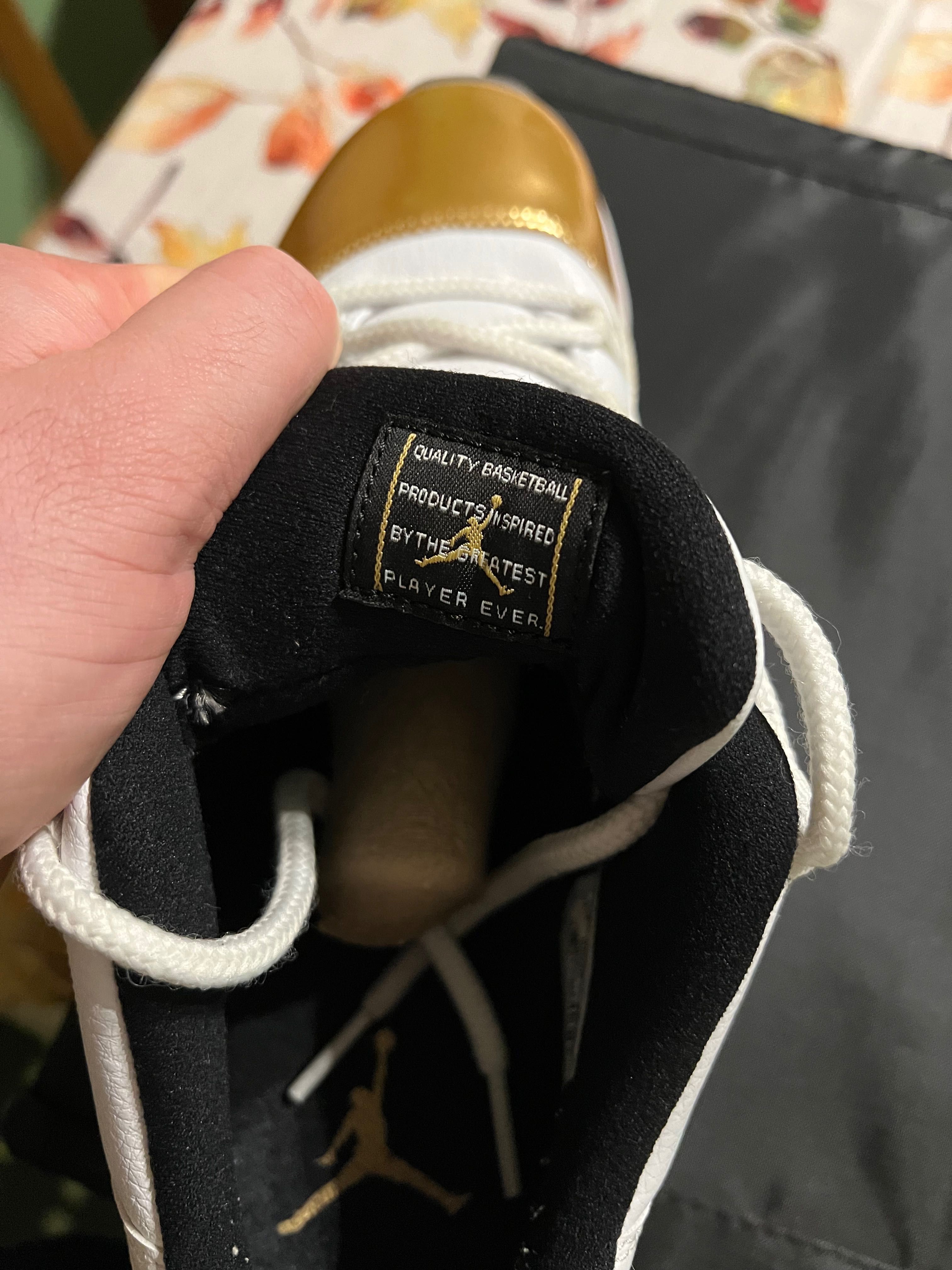 Jordan 11 low golden ceremony