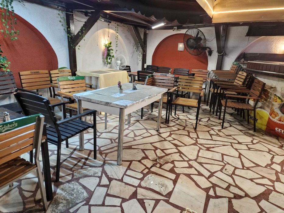 Mobilier restaurant scaune mese vitrine frigorifice frigidere dozator