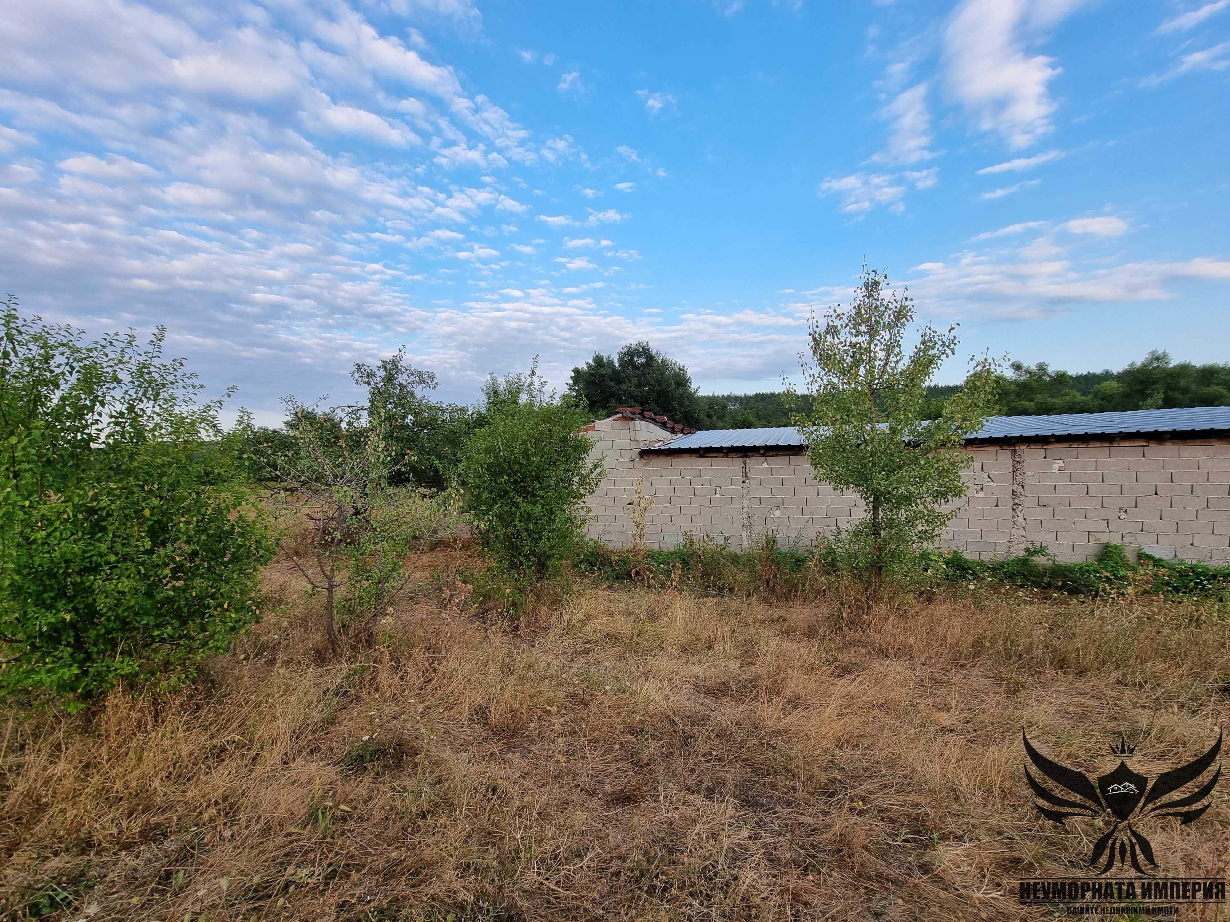 Селскостопански обор,краварник,склад 433кв.и земя 3269 в с.Леново