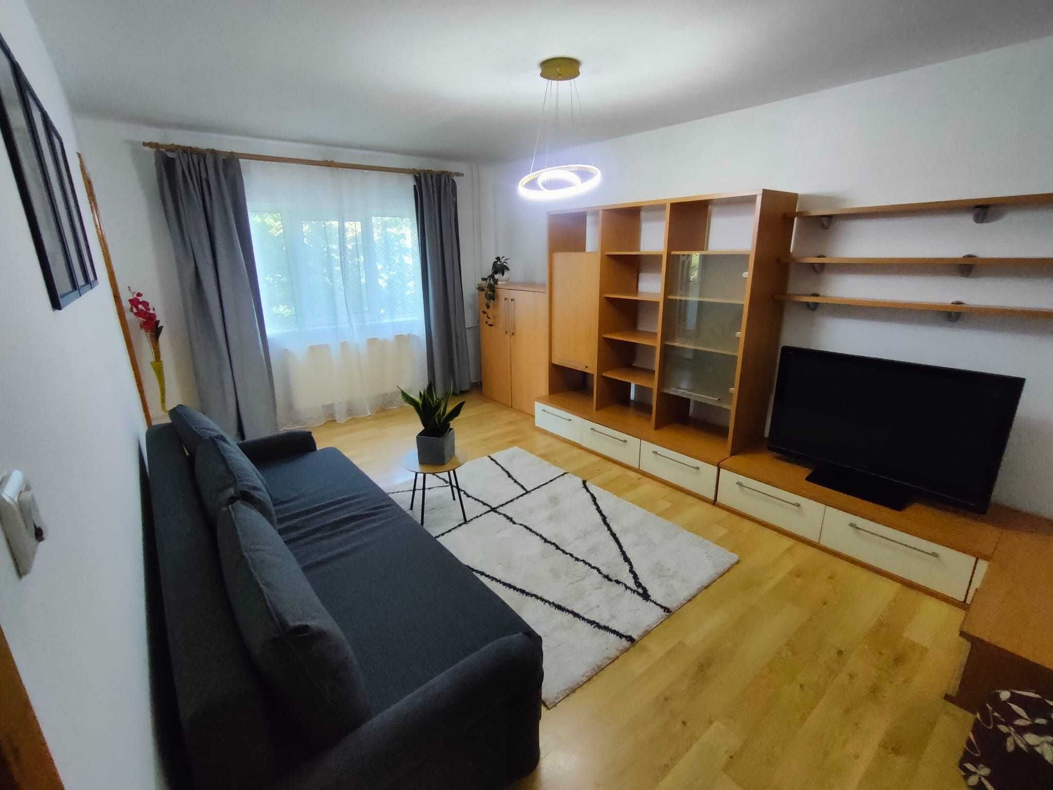 Apartament cu 2 camere, decomandat, in zona Soarelui