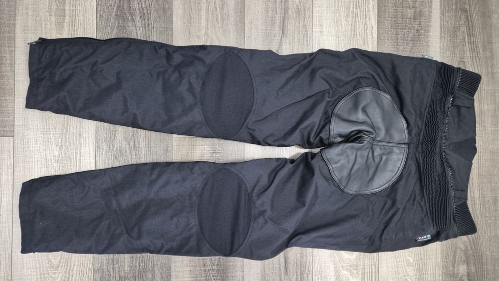 Pantaloni moto cu protecții