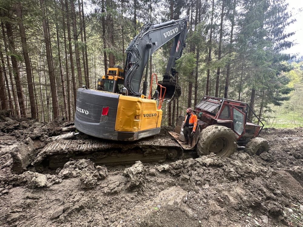 Volvo ecr 235CL excavator pe senila forestier