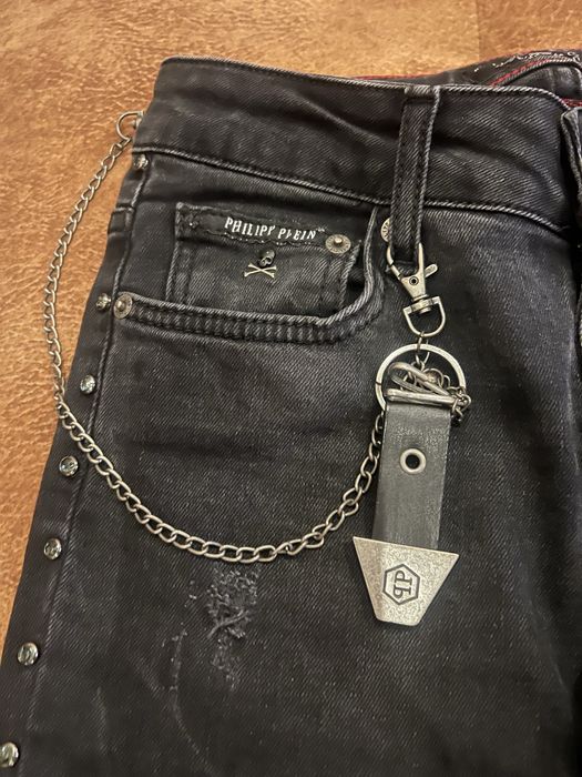 Елегантни черни дънки с много красив акцент по крачолите