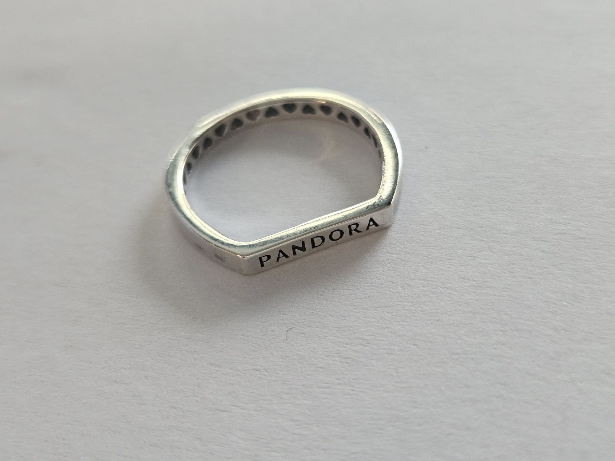 Pandora 52, пръстен с лого
