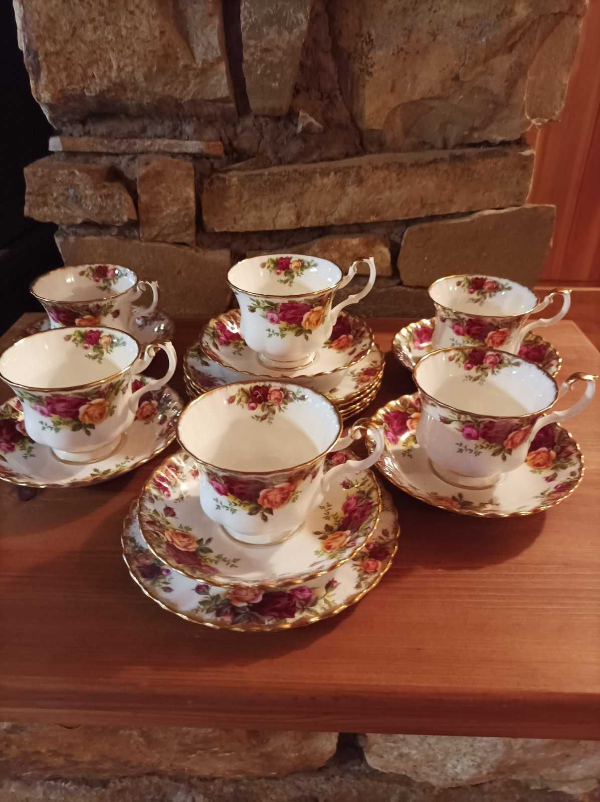 Сервиз английски костен порцелан на Royal Albert ,,Old County Rose''