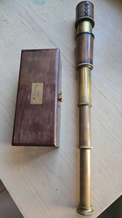 Монокъл / Бинокъл в облицована дървена кутия