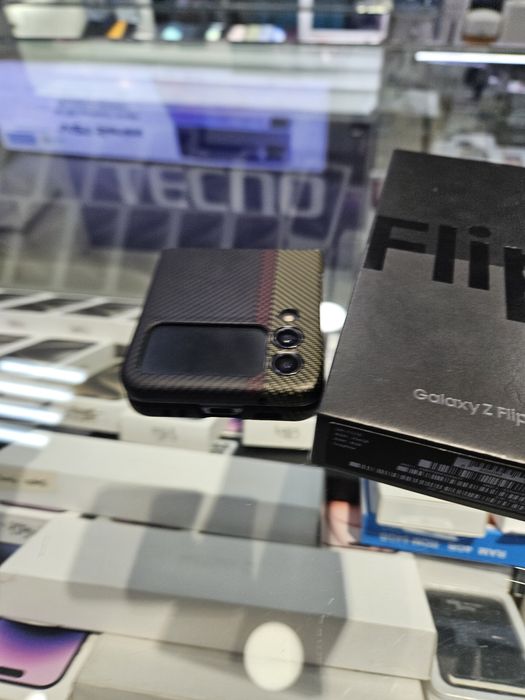 Самсунг Z flip 4 xolati zor 1 ta dogi bor