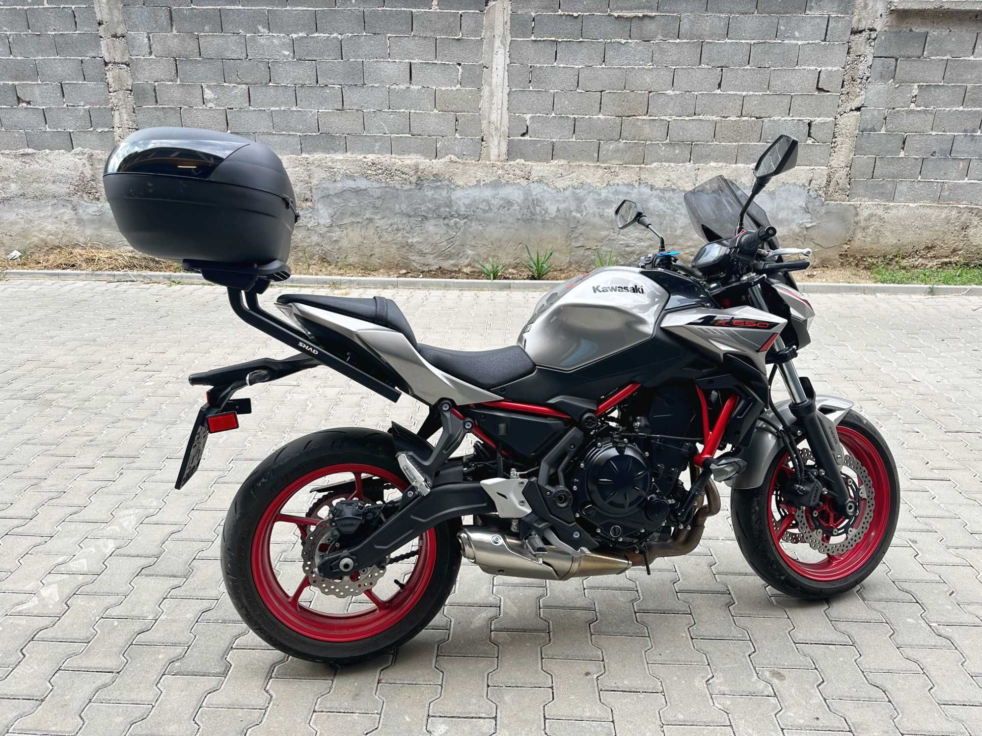Продавам Kawasaki Z650