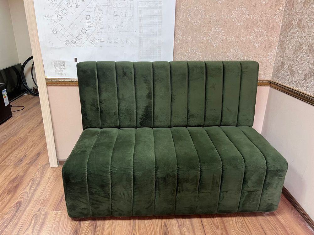 Продам диван(темно-зеленого цвета)