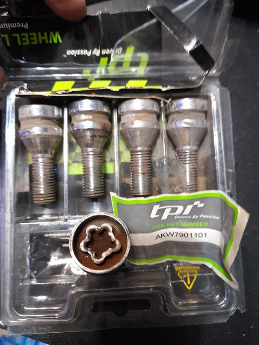 Секретни болтове и Лед крушки