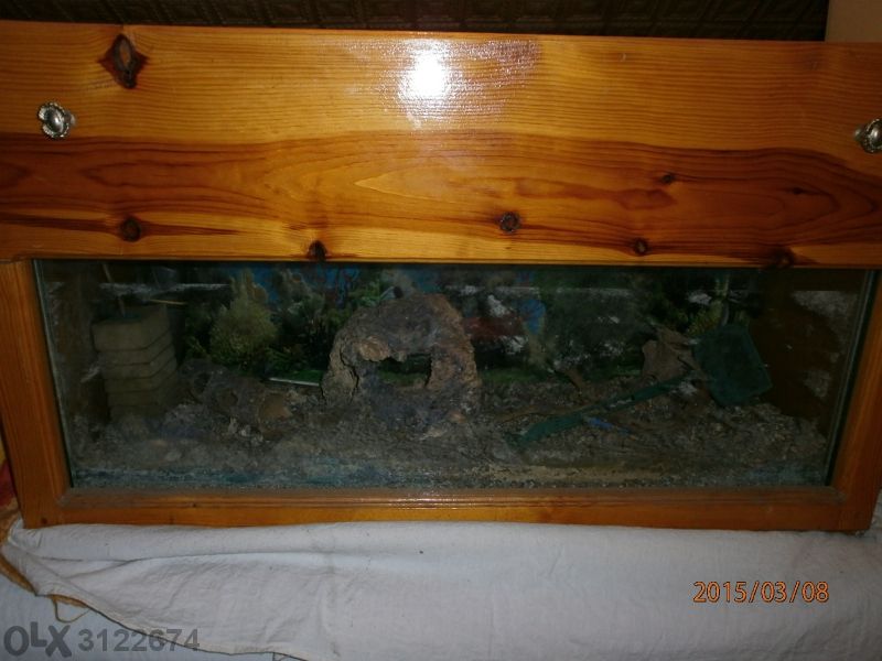 Аквариум с дървен шкаф