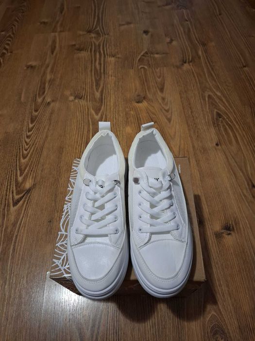 Adidași noi cu eticheta