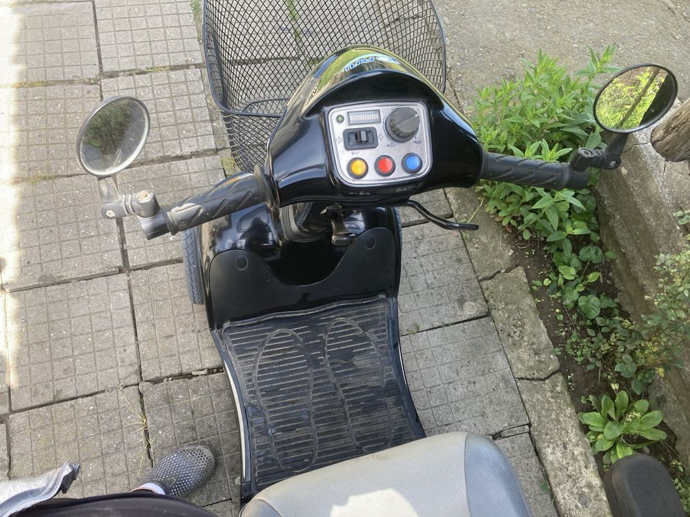 Електрически скутер за трудно подвижни хора