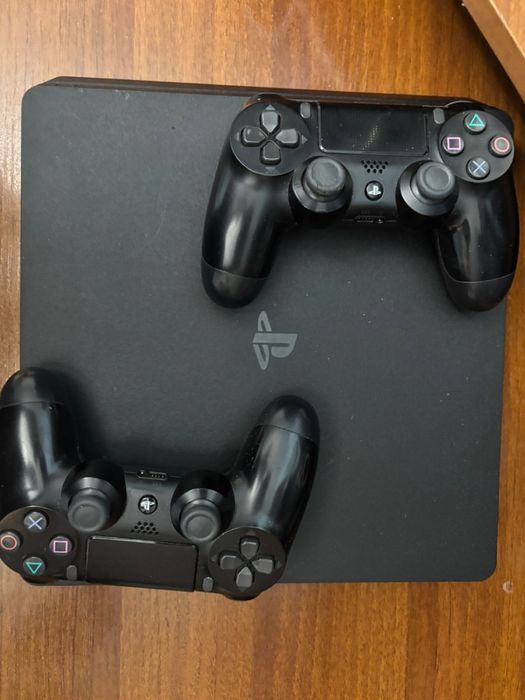 Продам PS4 Slim 1 Tb с подпиской PlayStation Plus на год