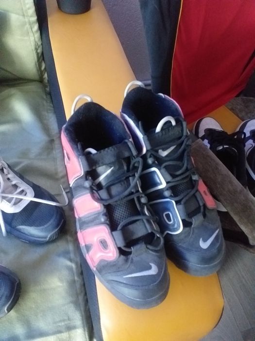 Vand adidași aproape noi  purtați foarte puțin