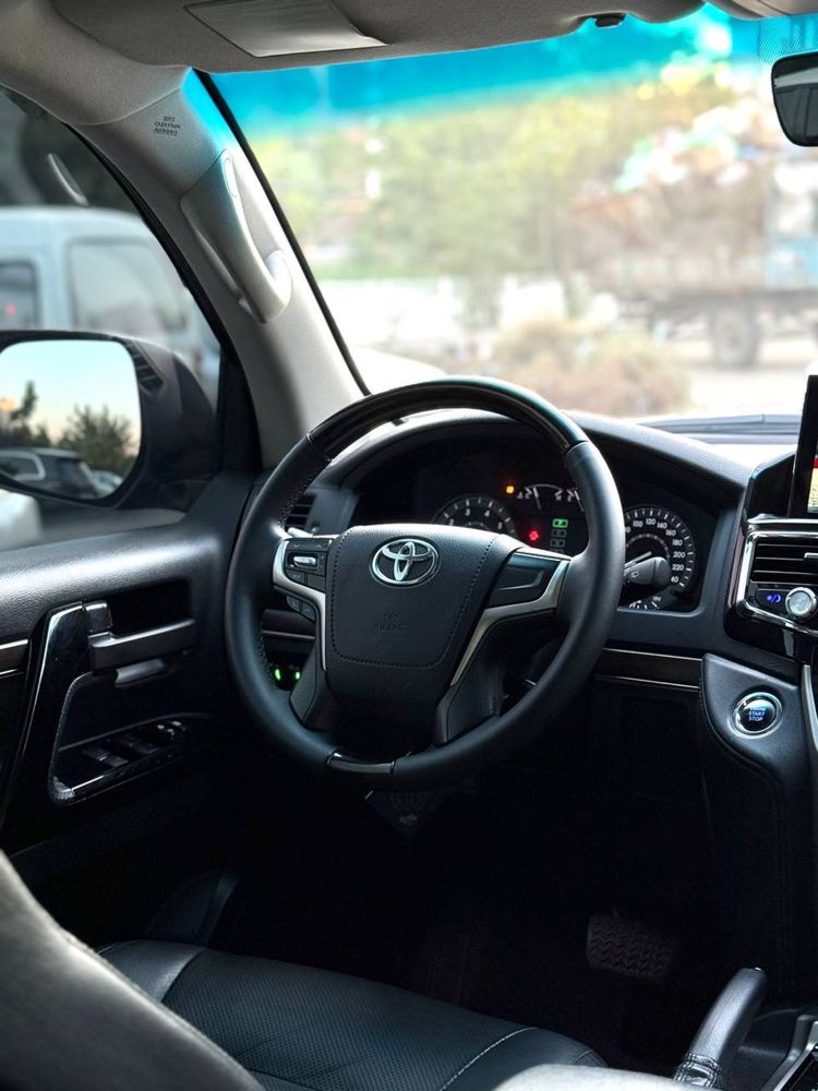 Toyota Land Cruiser 200 4.6 L