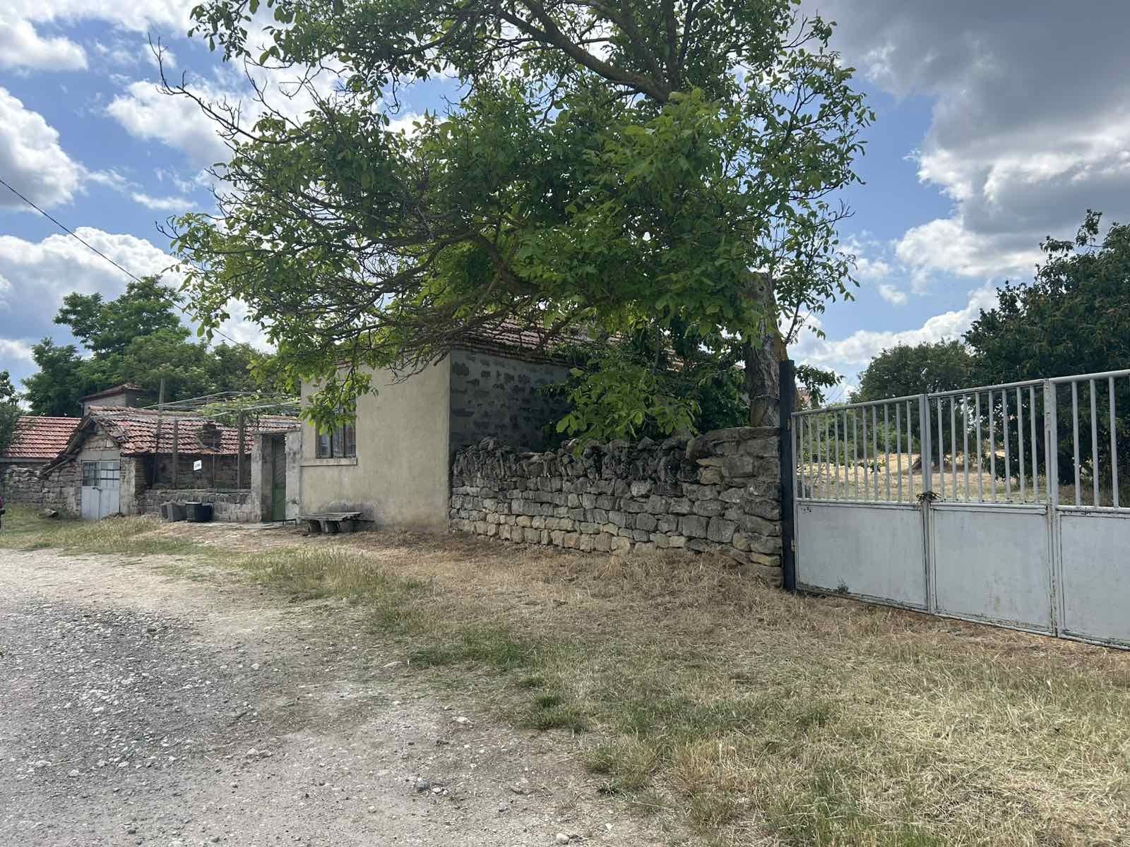 Продавам 2 съседни УПИ в с. Аврен – общо 3 093 кв.м, с постройки и пот