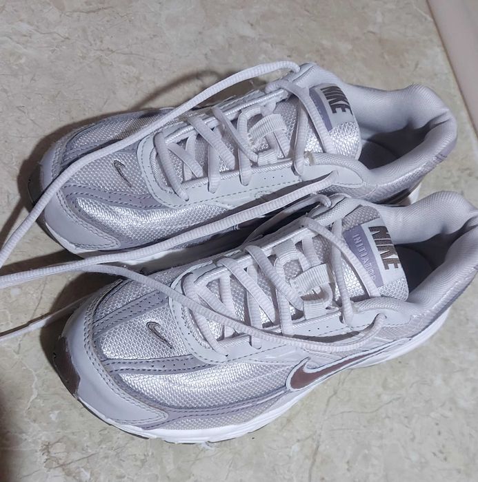 Маратонки nike,модел Initiator с мрежести зони и кожа