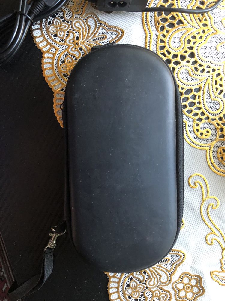Адаптер,2 USB кабела,калъф,чантичка,2 стъкл.скрийн протект.-PS VITA