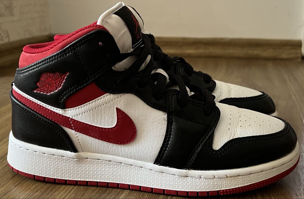 Air Jordan 1 Mid…produs original