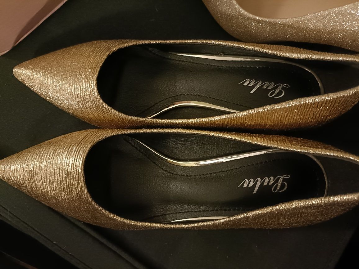 Pantofi eleganți aurii