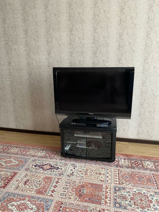 Продам телевизор Тошиба с тумбой в хорошем состоянии.