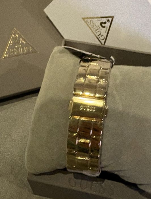 Дамски часовник Guess - нов